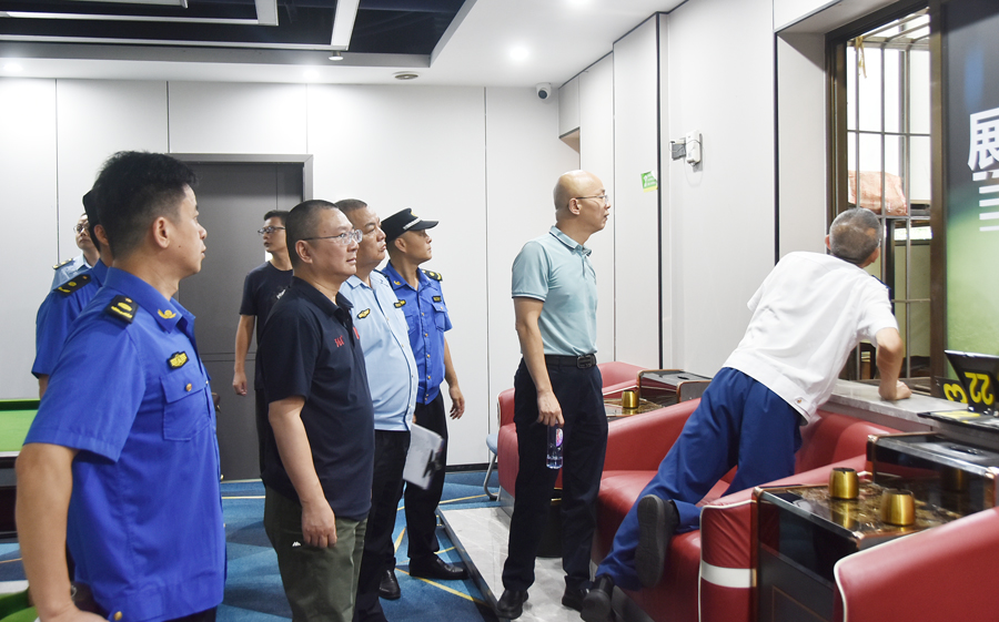 湖里區(qū)城管執(zhí)法局聯(lián)合轄區(qū)相關(guān)部門對位于江頭西路某號手機店二樓封閉式臺球室開展消防安全檢查工作。