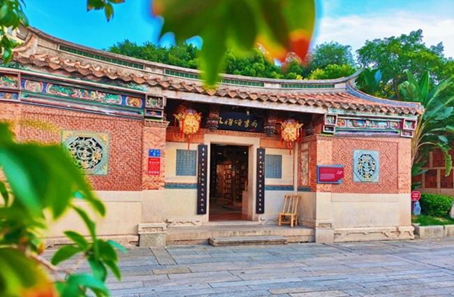 2025年7月，坐落于晉江五店市傳統(tǒng)街區(qū)的風(fēng)雅頌書(shū)局榮獲全國(guó)“年度最美書(shū)店”稱(chēng)號(hào)。圖片來(lái)源：泉州風(fēng)雅頌書(shū)局