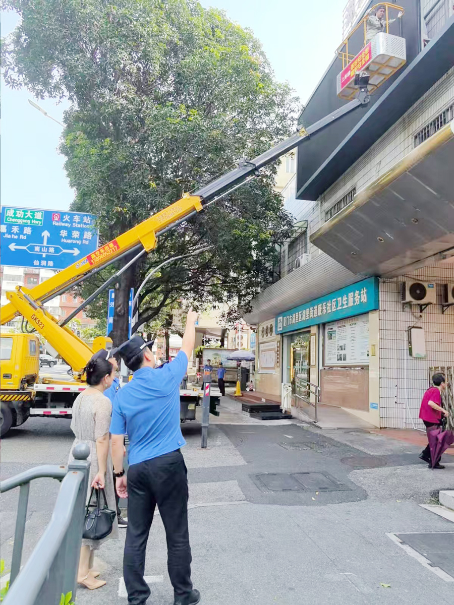 湖里區(qū)城管執(zhí)法局聯(lián)合湖里街道、應(yīng)急管理部門、消防等部門等，于仙洞路開展戶外違規(guī)廣告拆除工作。