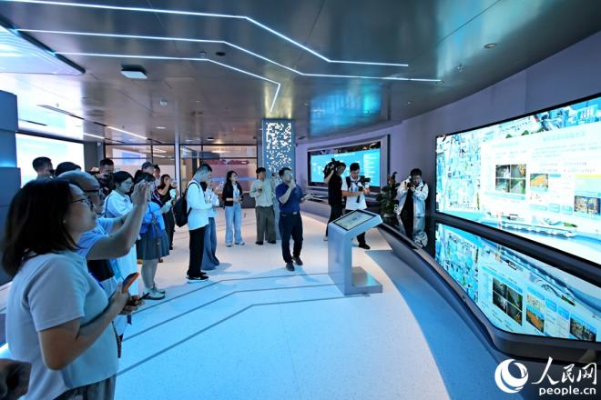 采訪團(tuán)參訪思明智算中心。人民網(wǎng)記者 陳博攝