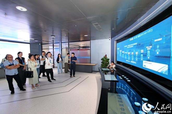 介紹思明智算中心賦能企業(yè)、產(chǎn)業(yè)等典型案例。人民網(wǎng)記者 陳博攝