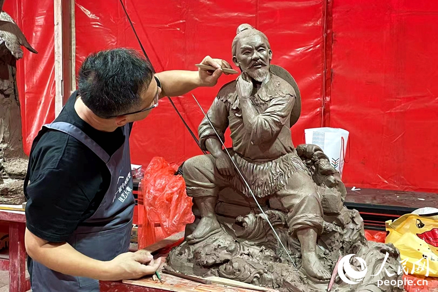 參賽者現(xiàn)場進(jìn)行泥塑創(chuàng)作。人民網(wǎng)記者 林盈攝
