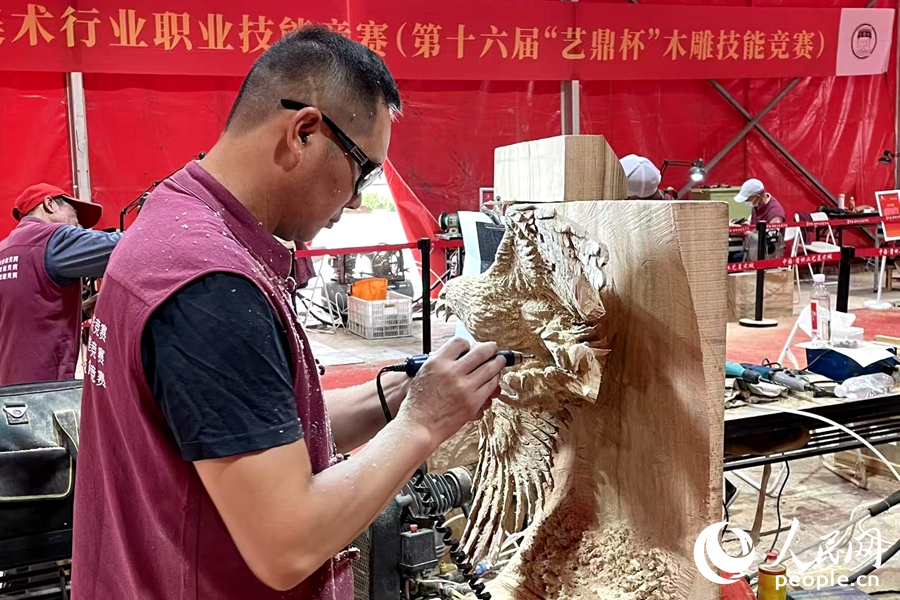 參賽選手正在進(jìn)行雕刻。人民網(wǎng)記者 林盈攝