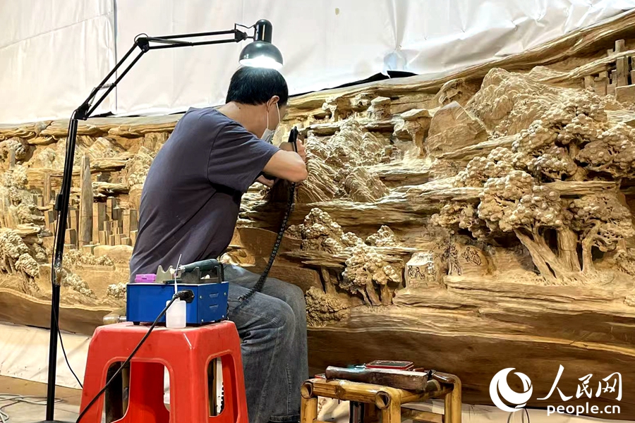 大型木雕《輝映初心》創(chuàng)作現(xiàn)場(chǎng)。人民網(wǎng)記者 林盈攝