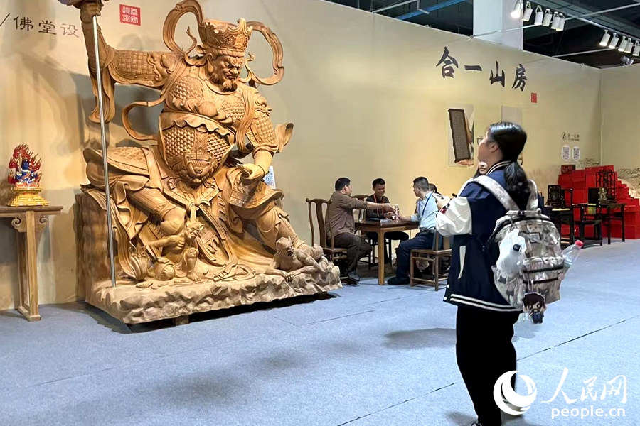 工藝美術(shù)愛(ài)好者觀賞參展作品。人民網(wǎng)記者 林盈攝