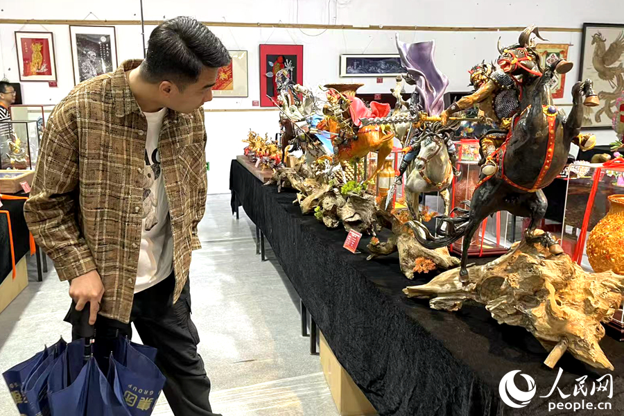 市民參觀參展工藝品。人民網(wǎng)記者 林盈攝