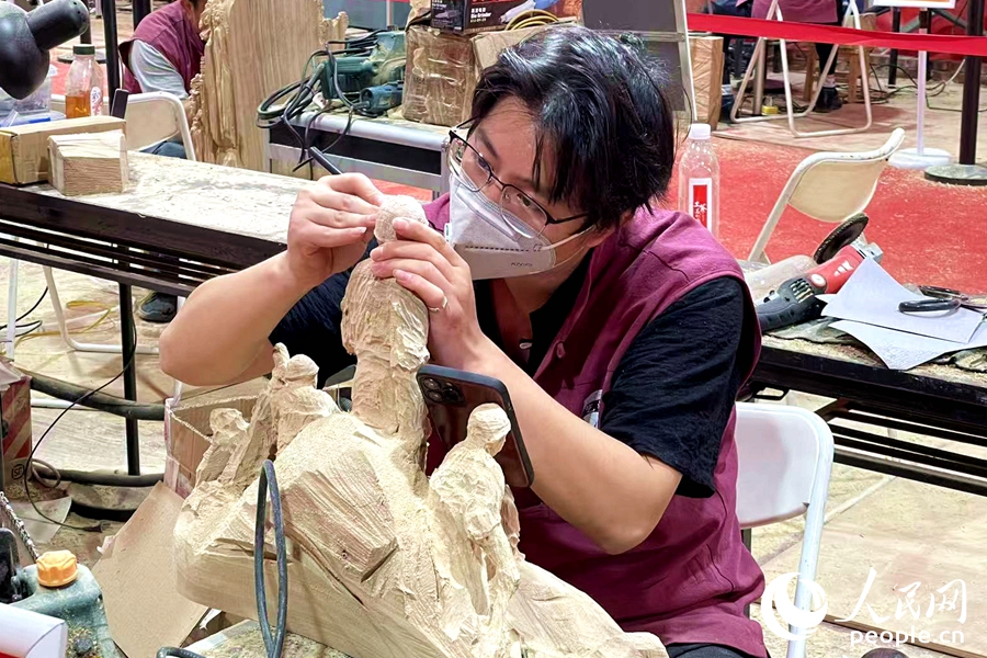 參賽選手正聚精會(huì)神地進(jìn)行雕刻。人民網(wǎng)記者 林盈攝