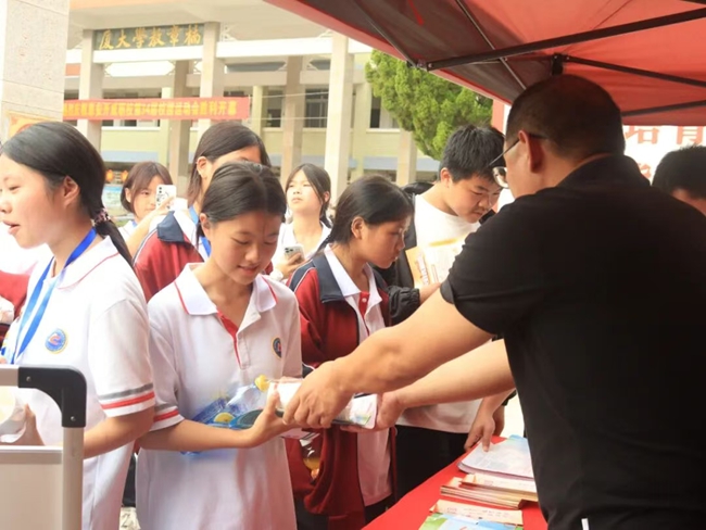 發(fā)放宣傳資料