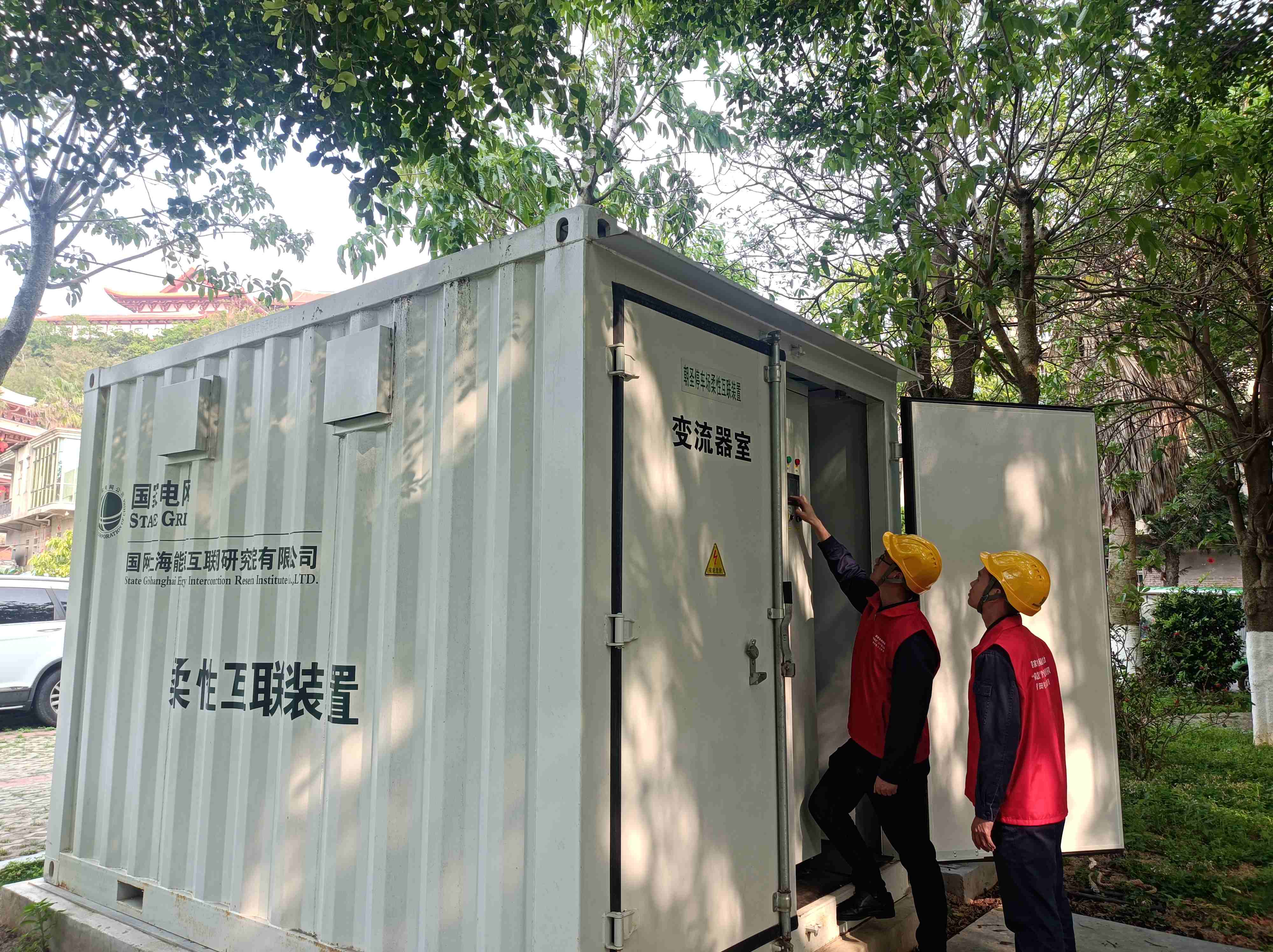 國網(wǎng)湄洲島供電公司員工查看柔性互聯(lián)裝置運行情況。朱玉森攝