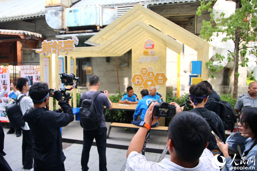 等單期間，外賣配送員在嘉禾良庫文創(chuàng)園新鄰?fù)ば_休憩。人民網(wǎng)記者 陳博攝