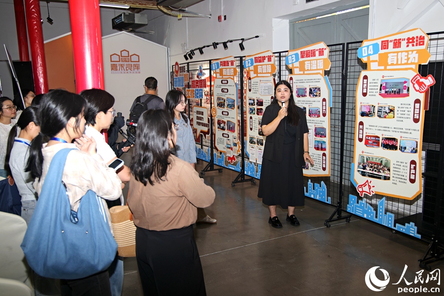 介紹思明區(qū)以黨建引領(lǐng)運(yùn)用“四新四有”工作法做好新就業(yè)群體服務(wù)工作。人民網(wǎng)記者 陳博攝