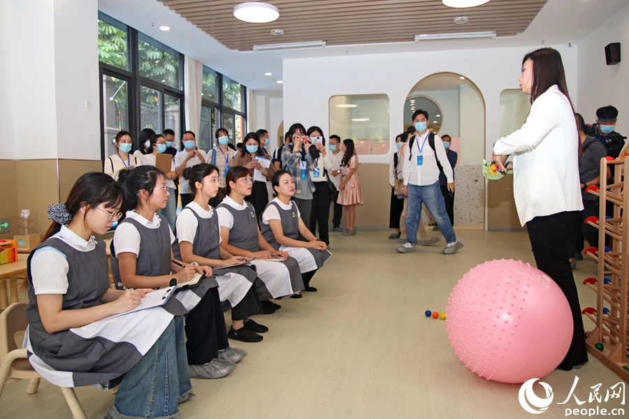 采訪團(tuán)參訪海滄區(qū)托育綜合服務(wù)中心。人民網(wǎng)記者 陳博攝