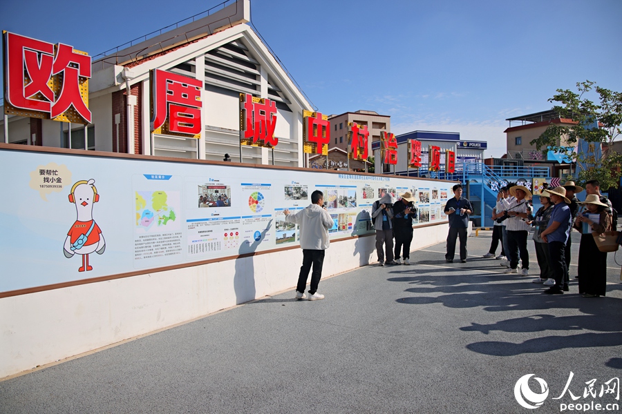 介紹歐厝社區(qū)城中村治理舉措和成效等。人民網(wǎng)記者 陳博攝