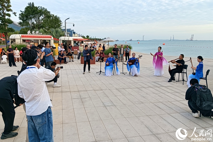 采訪團(tuán)在荻花洲感受廈門濱海文旅新畫卷。人民網(wǎng)記者 陳博攝