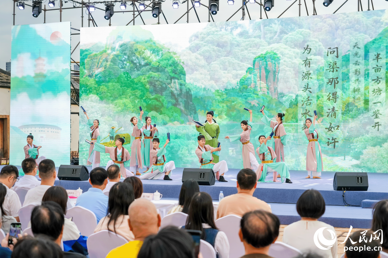 情景主持《一卷閱八閩》。人民網攝