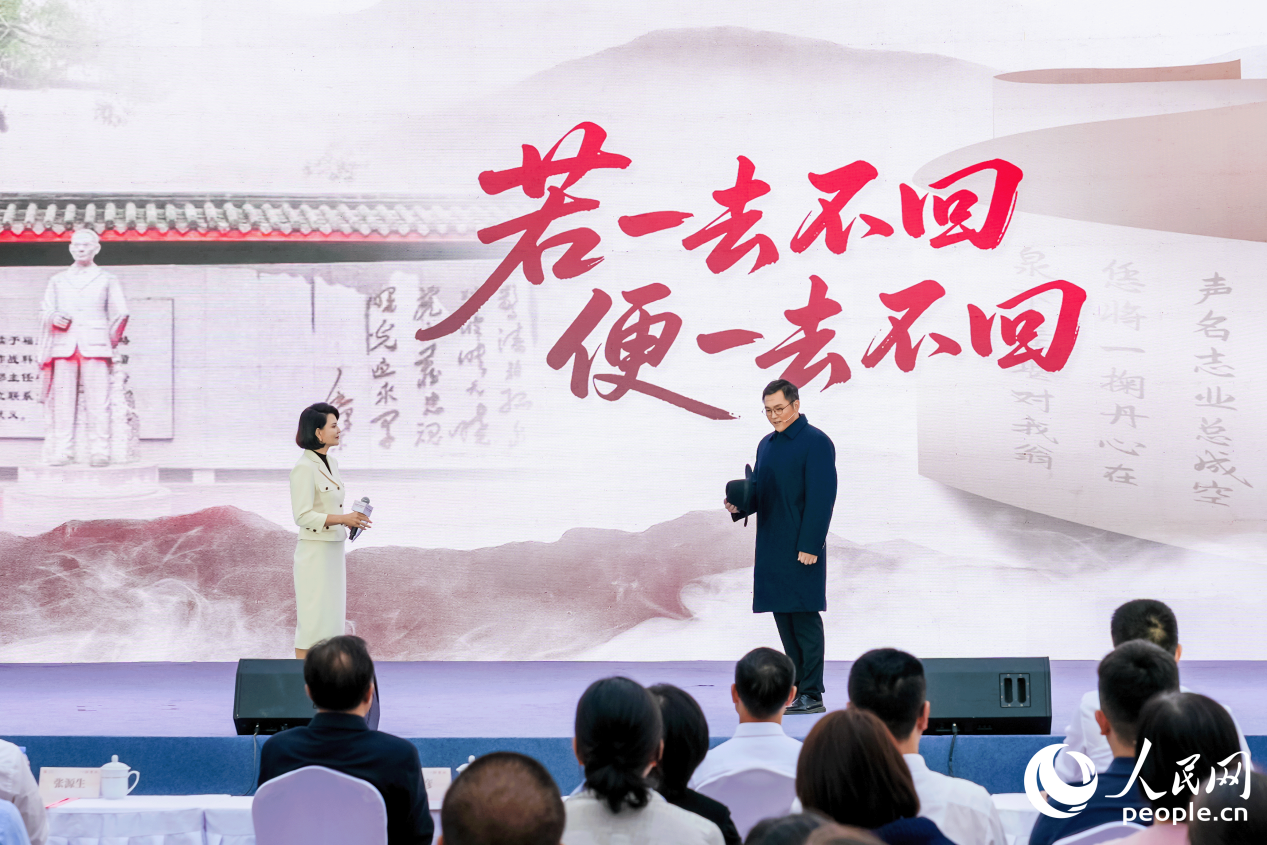 原創(chuàng)情景朗誦表演《榮耀之旅：山海鑄忠魂》。人民網攝