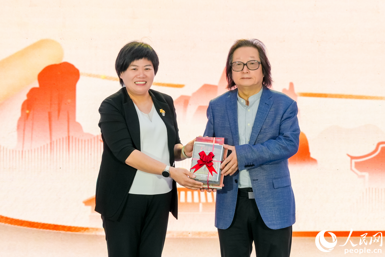 夏蒙向“八閩書房”贈送文獻并捐贈稿費。人民網攝