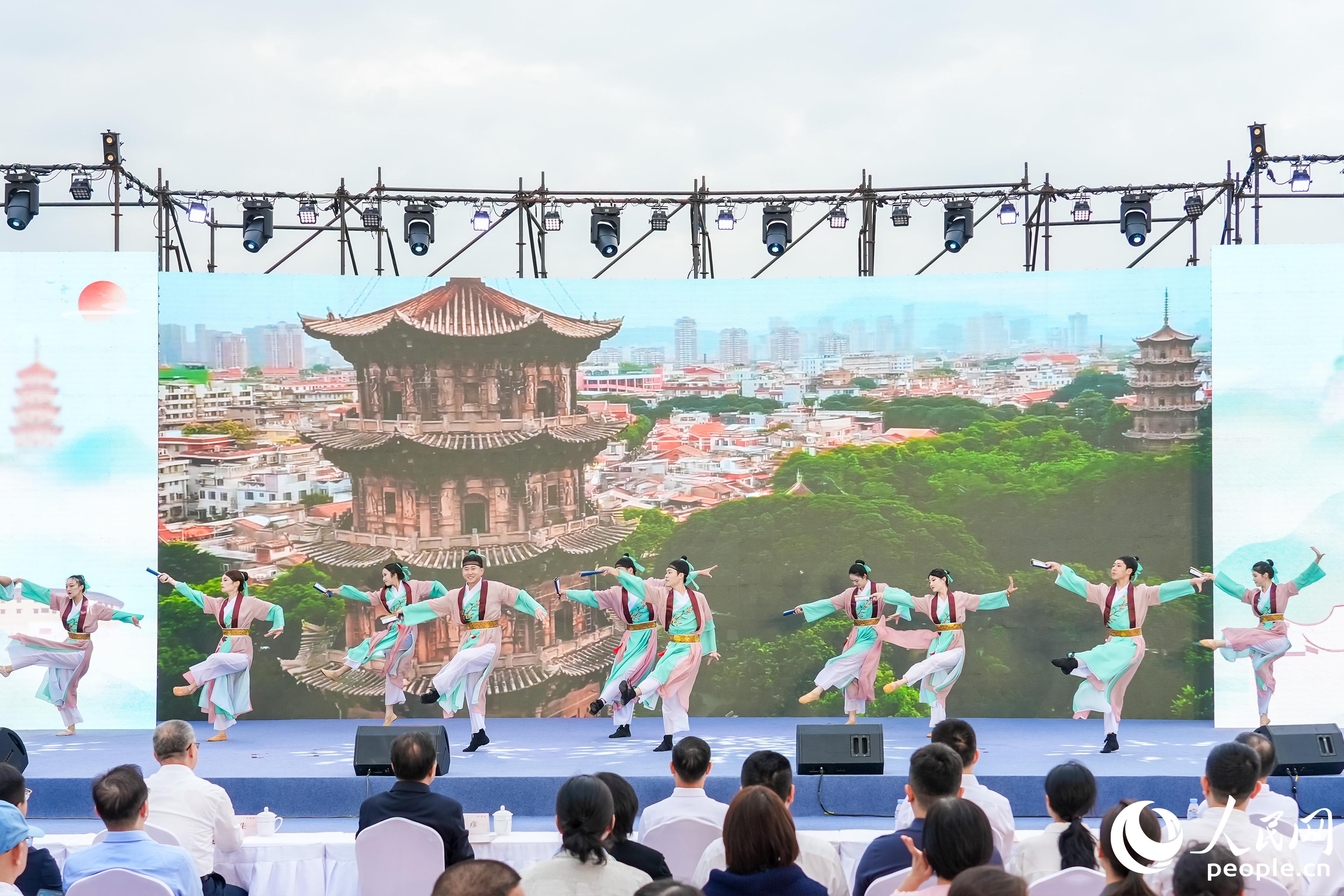 《一卷閱八閩》舞蹈展現(xiàn)八閩氣韻。人民網(wǎng)攝
