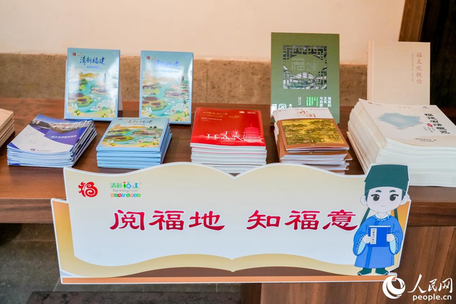 燕山香舍展出的部分書籍文獻(xiàn)。人民網(wǎng)攝