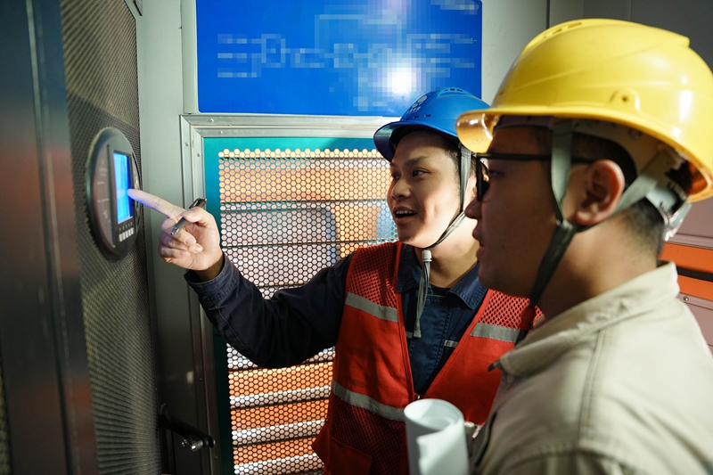 國(guó)網(wǎng)莆田供電公司保供電人員對(duì)媽祖論壇會(huì)場(chǎng)設(shè)備進(jìn)行巡視檢查