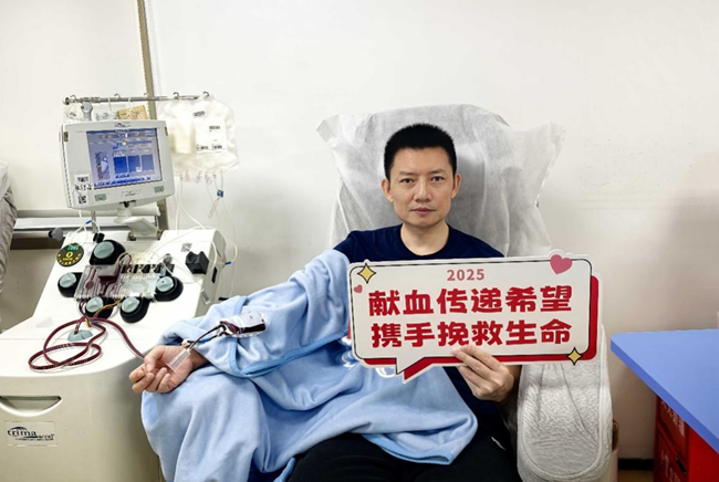 吳山正在獻(xiàn)血