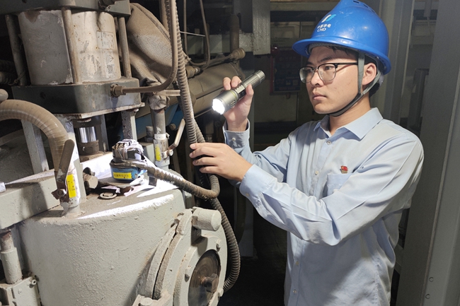 工作人員正在檢查設(shè)備