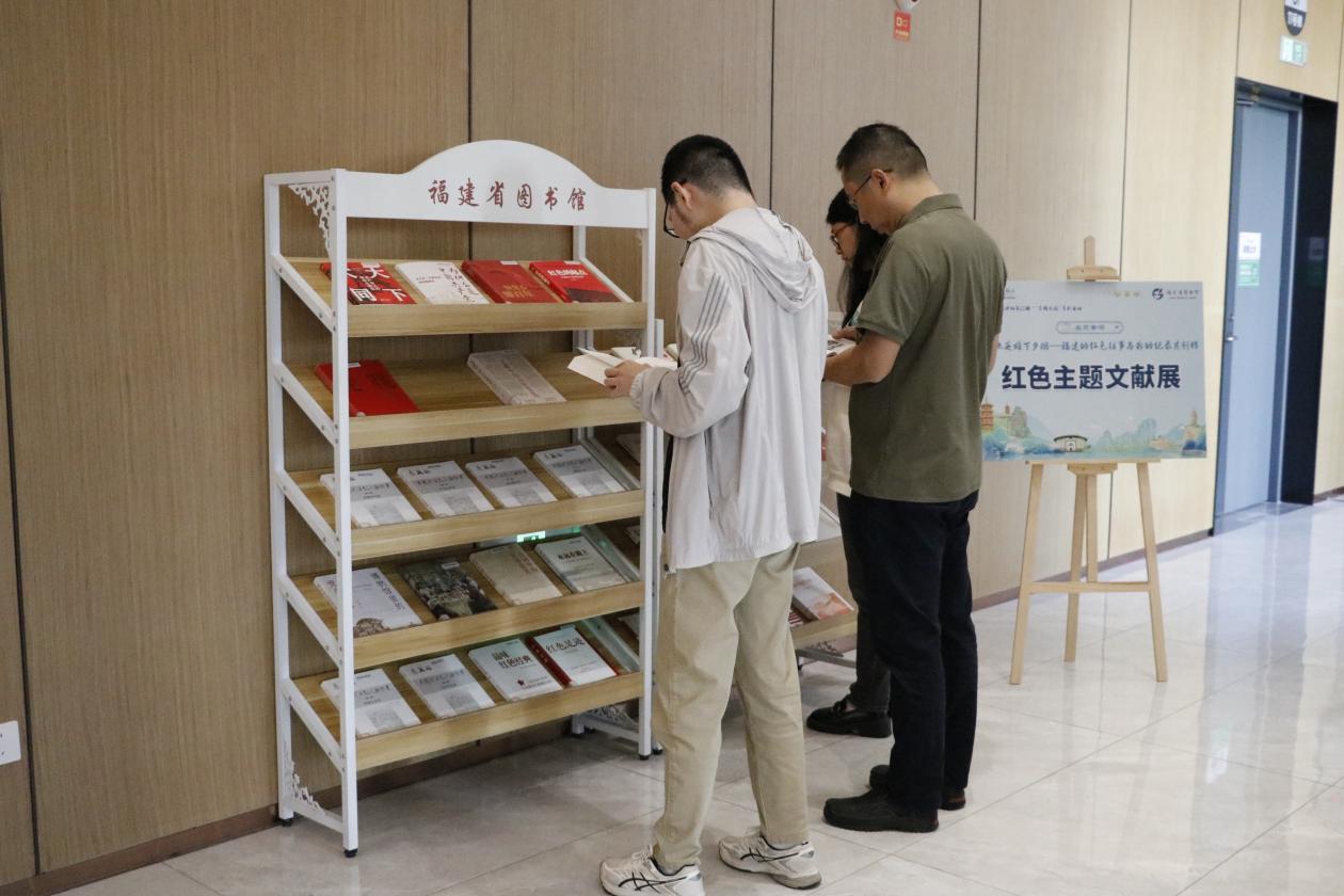 現(xiàn)場特設(shè)紅色主題文獻(xiàn)展