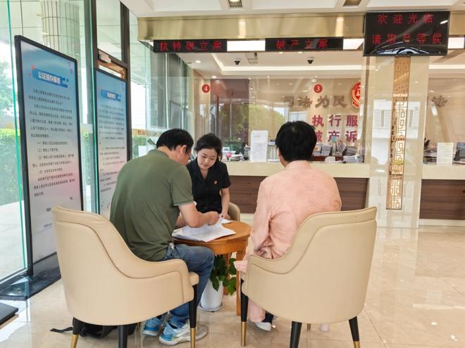 廈門破產(chǎn)法庭為全市首例個人破產(chǎn)申請辦理立案。廈門中院供圖