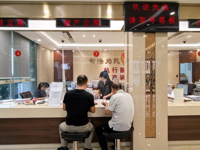 3日，曾為廈門一糧油食品企業(yè)的經(jīng)營(yíng)者前來辦理個(gè)人破產(chǎn)保護(hù)申請(qǐng)。廈門中院供圖