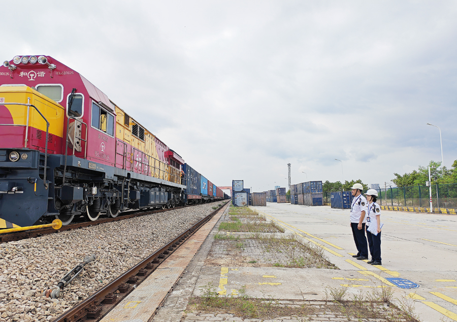 新能源汽車從湖北襄陽通過鐵路運輸方式順利抵運廈門。