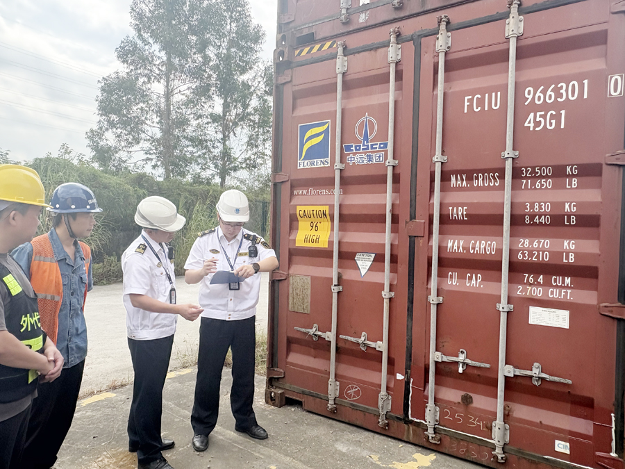 廈門海事局執(zhí)法人員對(duì)載運(yùn)新能源汽車集裝箱開展專項(xiàng)安全檢查。