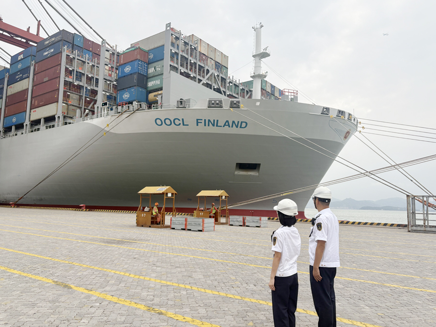 新能源汽車搭載中國香港籍“東方芬蘭”輪海運(yùn)出口。