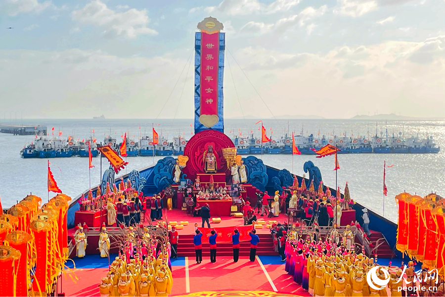 每年有大批海內(nèi)外敬仰者前來拜謁湄洲媽祖。人民網(wǎng)記者 林盈攝