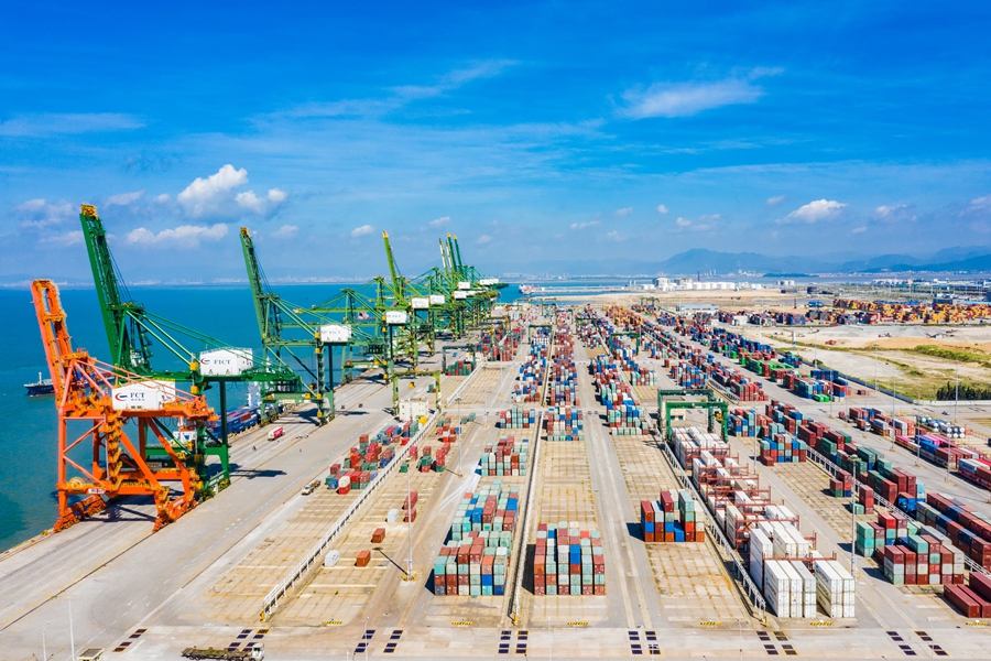 港口堆放著集裝箱