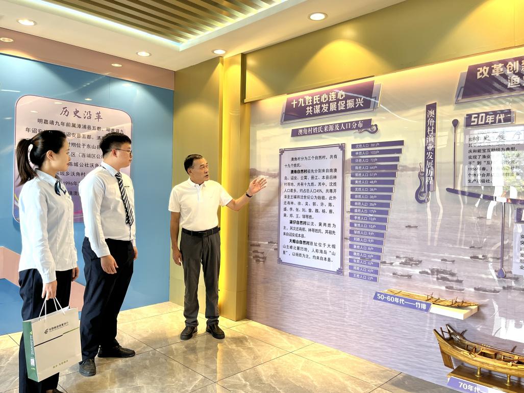 澳角村黨委書記林華忠現(xiàn)場介紹澳角村歷史。主辦方供圖