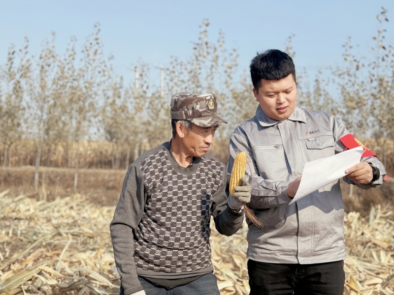 象嶼農(nóng)產(chǎn)質(zhì)價政策宣講組隊員為農(nóng)戶講解質(zhì)價政策。