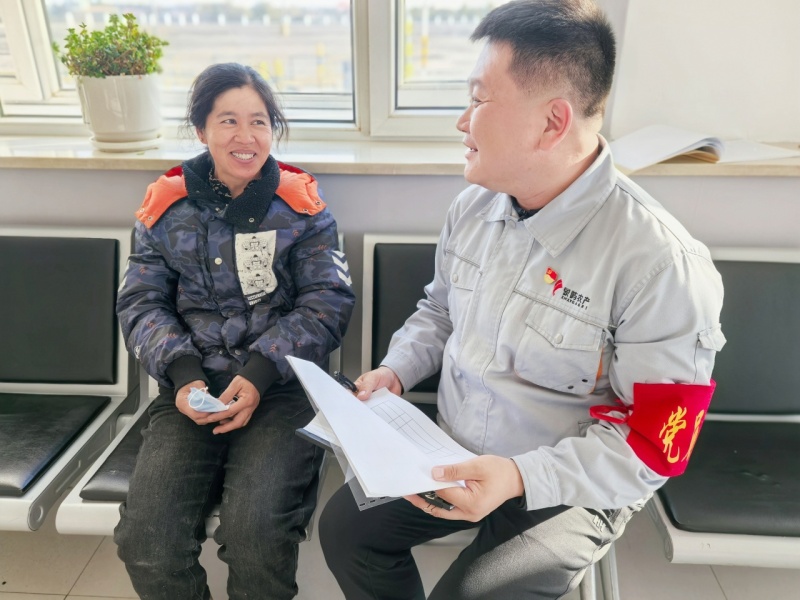 黨員服務(wù)隊隊員與農(nóng)戶交談，收集反饋意見。