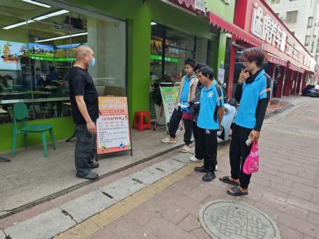 濱安社區(qū)“共暖‘新’食光”活動現(xiàn)場，騎手們領取實惠熱餐。