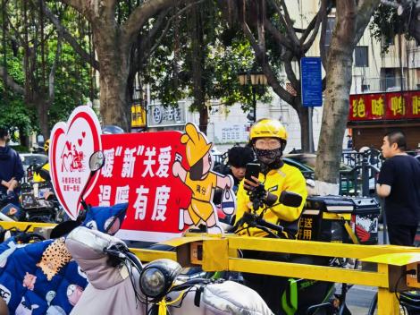 暖“新”驛站里，騎手們趁著間隙充電歇腳，“流動(dòng)的腳步”在這里找到片刻安穩(wěn)。