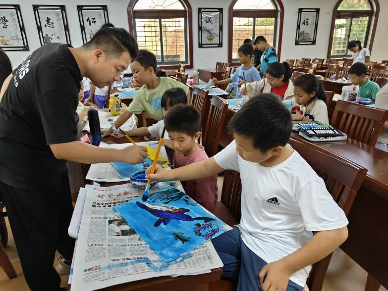 “暖新暑托班”里的歡樂時(shí)光，解了新就業(yè)群體子女看護(hù)的后顧之憂。