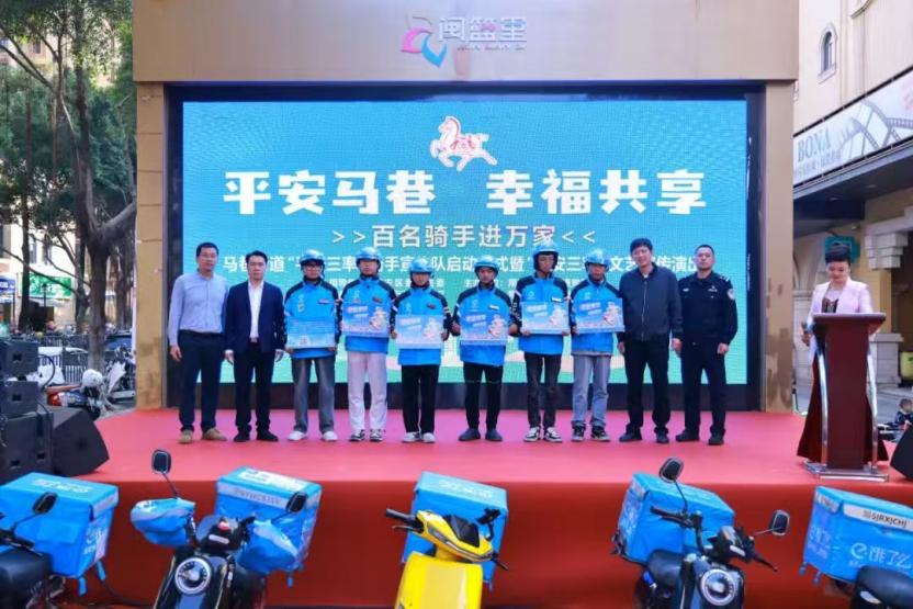 從“社區(qū)過客”到“治理參與者”，騎手志愿者在平安宣傳中貢獻(xiàn)“新”力量。