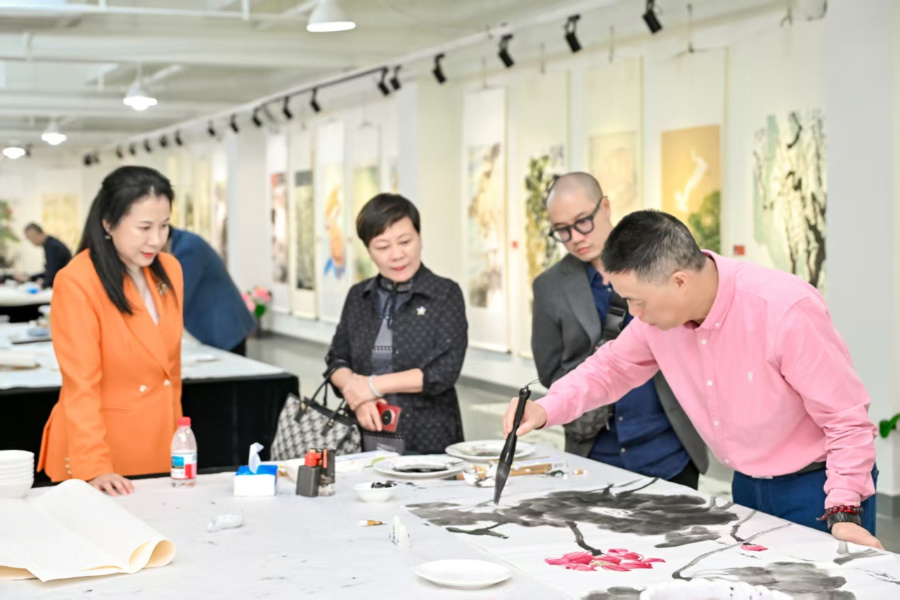 活動(dòng)現(xiàn)場，嘉賓們揮毫潑墨。主辦方供圖