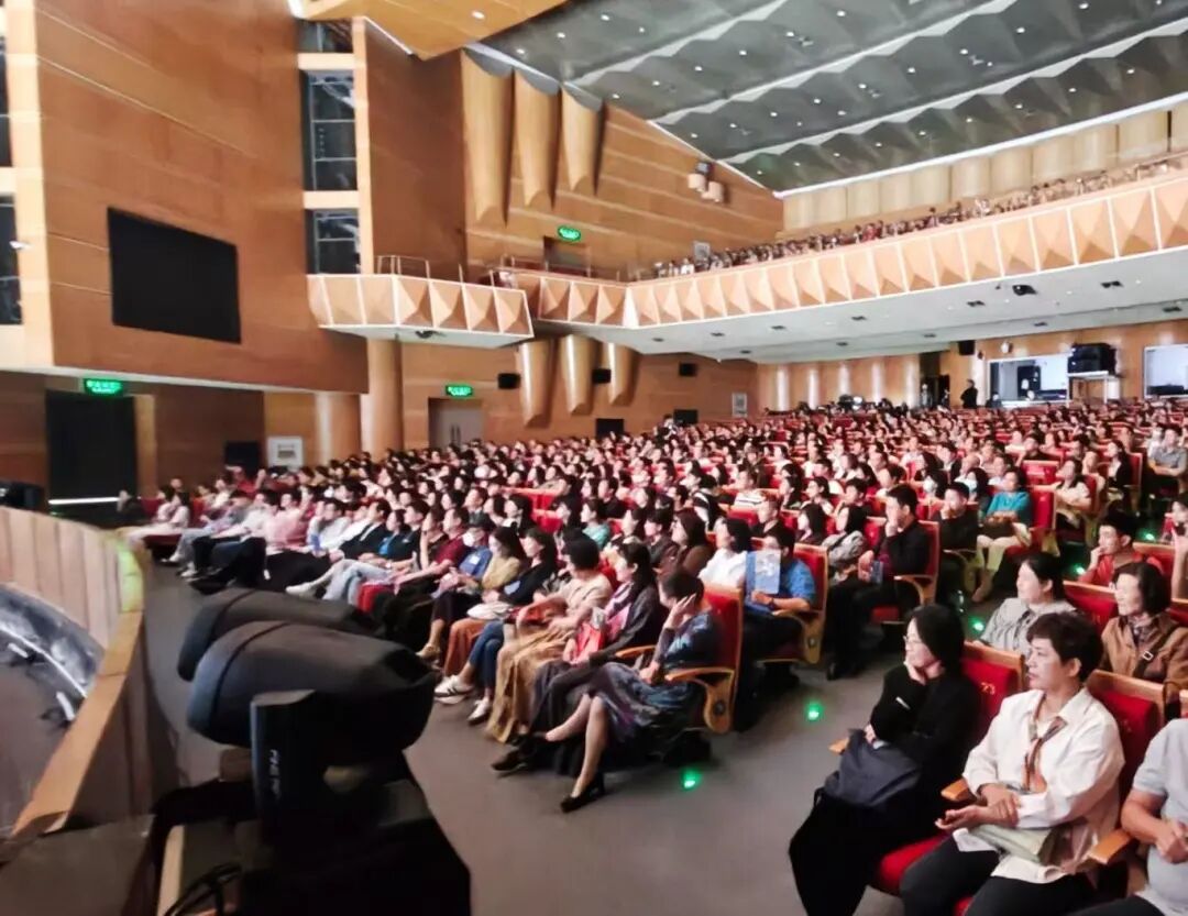 觀眾席座無虛席。