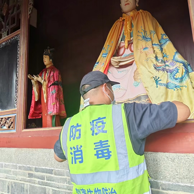 工作人員進(jìn)行打掃檢查工作