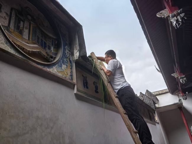 工作人員進(jìn)行打掃檢查工作