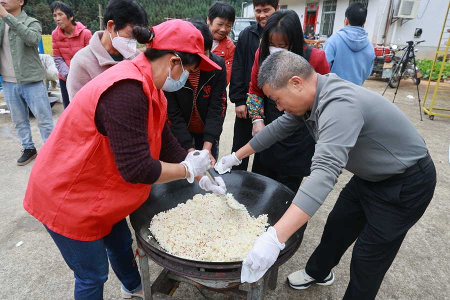 村民們現(xiàn)場炒制米香。華安縣融媒體中心供圖