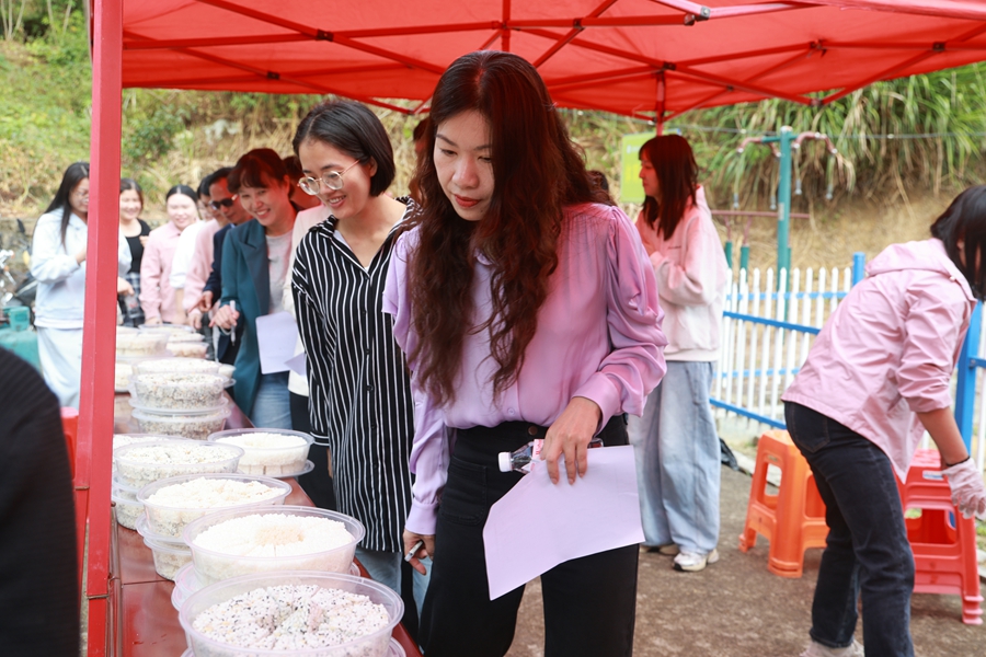 評委和村民品嘗米香。華安縣融媒體中心