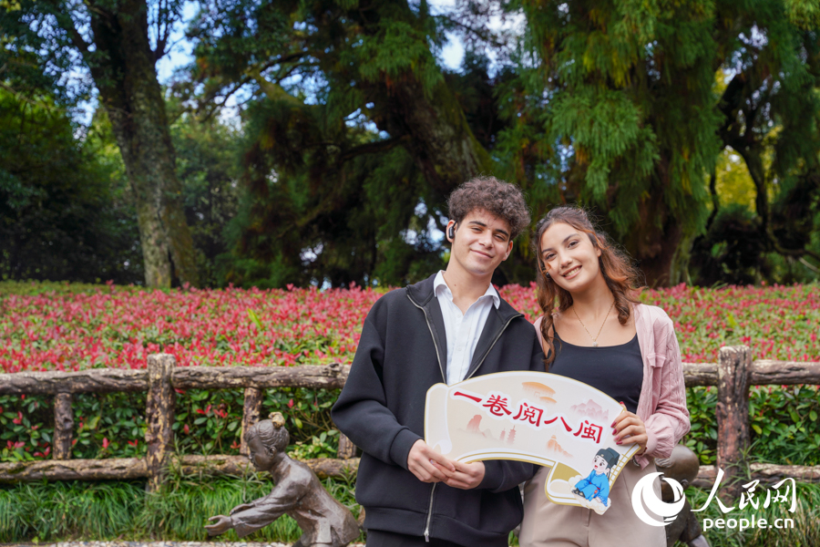 外國留學(xué)生游讀鼓嶺。實(shí)習(xí)生 鄭舒塵攝