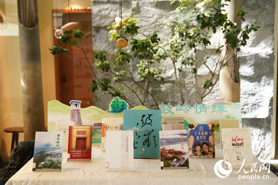 “鼓嶺情緣”主題書展。人民網(wǎng) 陳遴攝