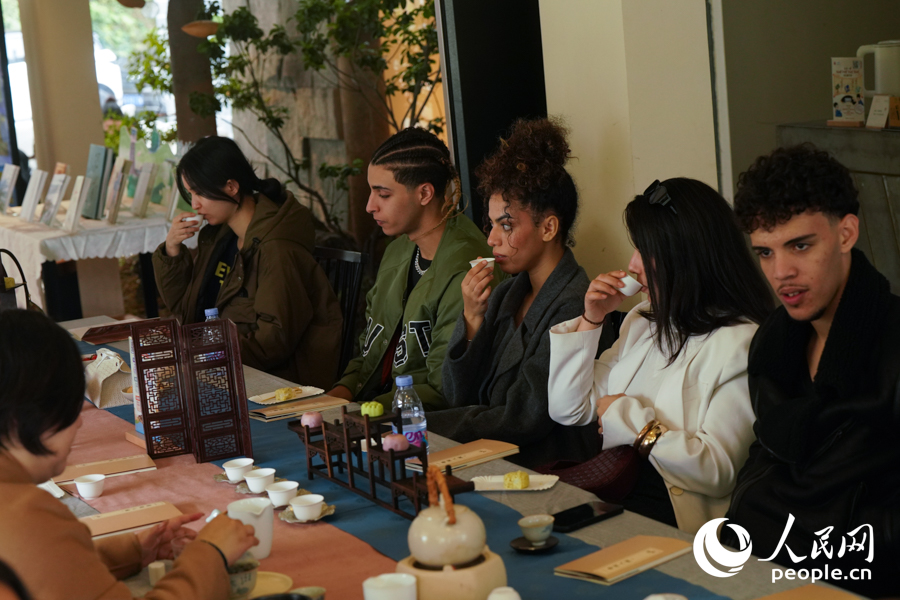 中外青年圍坐一堂，品飲福茶。實(shí)習(xí)生 鄭舒塵攝